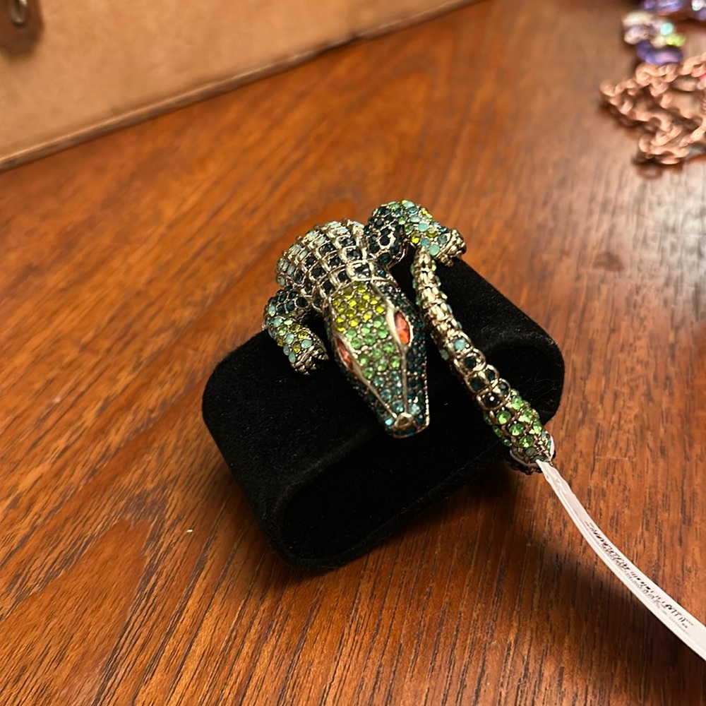 BETSEY JOHNSON NWT Calypso Green Alligator Hinge Bracelet